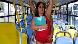 Estudante encoxada e fodida dentro do ônibus em publico!